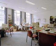 840759 Interieur van het Stadhuis (Stadhuisbrug 1) te Utrecht: werkkamer voor gemeenteambtenaren.